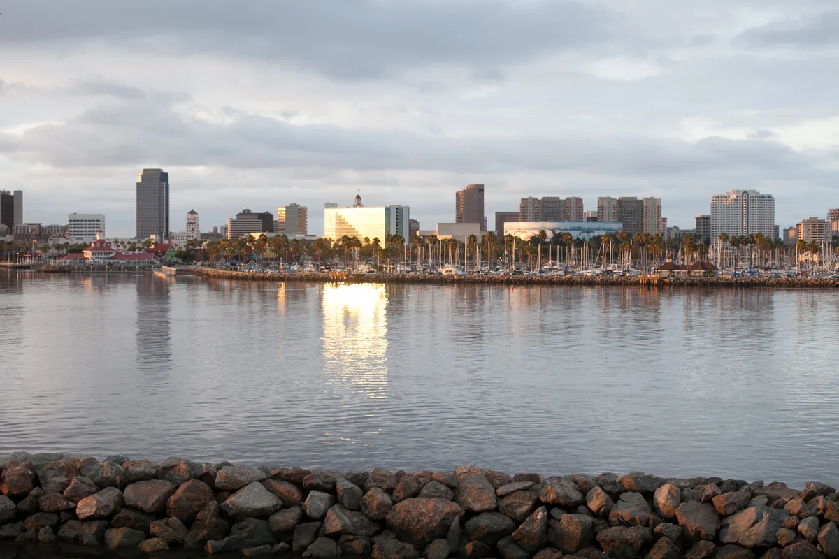 Long Beach skyline and marina at dusk. Destination photo. — destination photo, not the race course